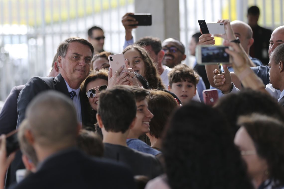 José Cruz/Agência Brasil O presidente Jair Bolsonaro e o ministro do Meio Ambiente, Ricardo Salles recebem cumprimentos de turistas na entrada do Palácio da Alvorada.