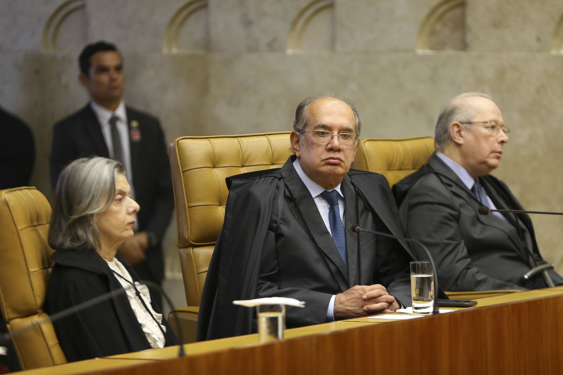 Fabio Rodrigues Pozzebom/Agência Brasil Os ministros do STF Cármen Lúcia, Gilmar Mendes e Celso de Mello participam de sessão solene no Supremo Tribunal Federal (STF) em comemoração aos 30 anos da Constituição brasileira.