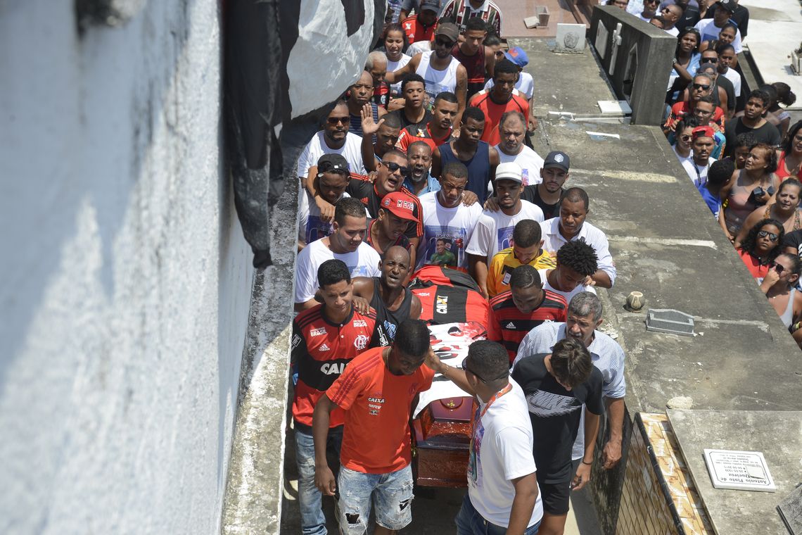 Tânia Rêgo/Agência Brasil Sepultamento do corpo do goleiro do Flamengo, Christian Esmério, de 15 anos, no Cemitério de Irajá. O atleta foi um dos 10 mortos no incêndio de sexta-feira (8) em um dos alojamentos do Ninho do Urubu.