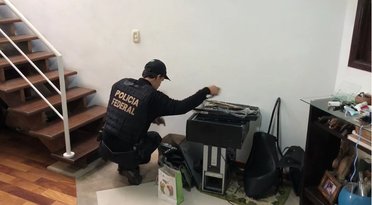 Policiais federais cumprem mandados de busca e apreensão em endereços dos investigados