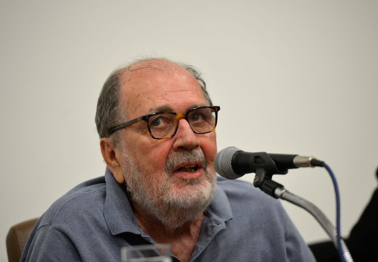 O cineasta Cacá Diegues participa da abertura da Semana da Anistia 2015 (Wilson Dias/Agência Brasil)