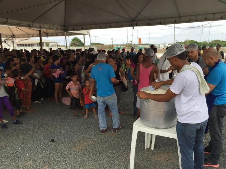 Venezuelanos atendidos pela OperaÃ§Ã£o Acolhida recebem comida