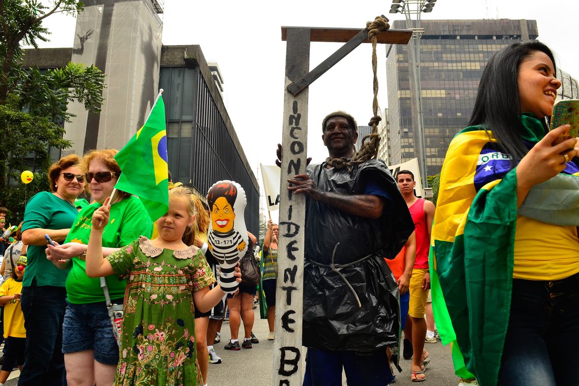 Rovena Rosa/Agência Brasil São Paulo - Manifestação na Avenida Paulista, região central da capital, contra a corrupção e pela saída da presidenta Dilma Rousseff (Rovena Rosa/Agência Brasil)