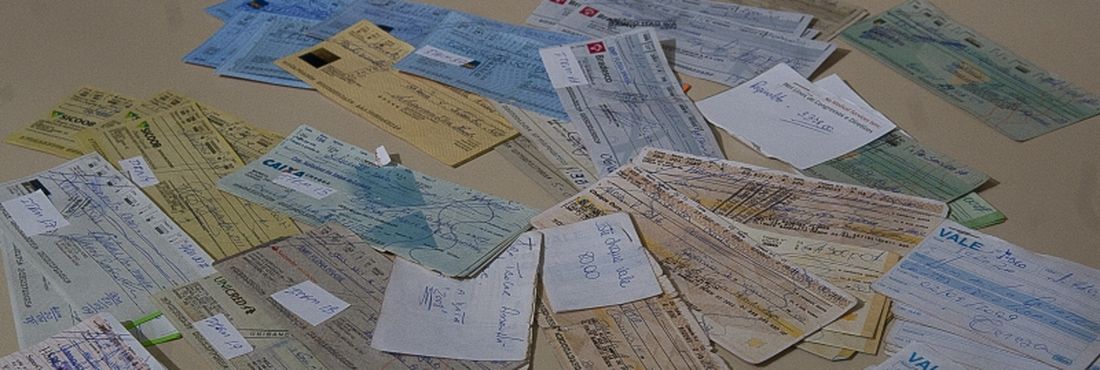 Jogo do bicho em Brasília Na foto, cheques, vales e documentos da contabilidade da jogatina que também foram apreendidos. Operação Jackpot II prendeu mais um ligado ao jogo do bicho em Goiânia, Arnaldo Rúbio Júnior, o outro envolvido ainda é procurado.