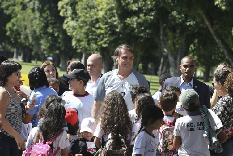 Valter Campanato/Agência Brasil O presidente Jair Bolsonaro vem até a entrada do Palácio da Alvorada, e conversa com crianças e posa para fotos.