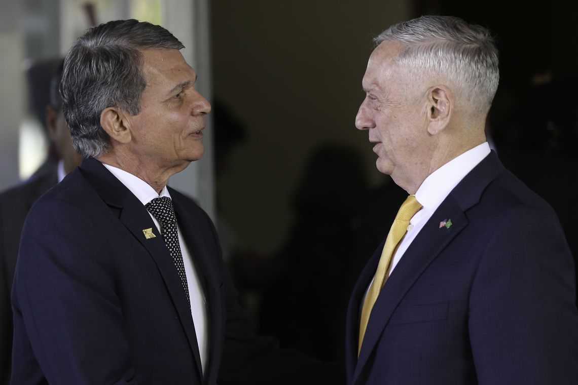 Fabio Rodrigues Pozzebom/Agência Brasil O ministro da Defesa, Joaquim Silva e Luna, e o secretário de Defesa dos Estados Unidos, James Mattis, após reunião no ministério.
