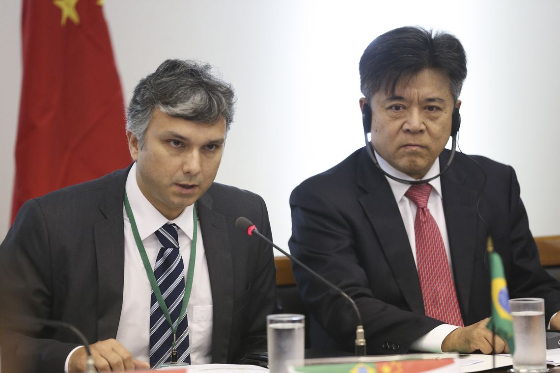 José Cruz/ Agência Brasil Brasília - O ministro interino do Planejamento, Desenvolvimento e Gestão, Esteves Colnago Júnior, e o embaixador da China no Brasil, Li Jinzhang, durante o Encontro Empresarial Brasil-China (José Cruz/ Agência Brasil)