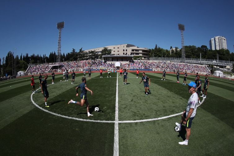 Cerca de 4 mil torcedores estiveram presente na arquibancada do campo do Centro de Treinamento da Seleção Brasileira, em Sochi/Direitos reservados/Lucas Figueiredo Cerca de 4 mil torcedores estiveram presente na arquibancada do campo do Centro de Treinamento da Seleção Brasileira, em Sochi