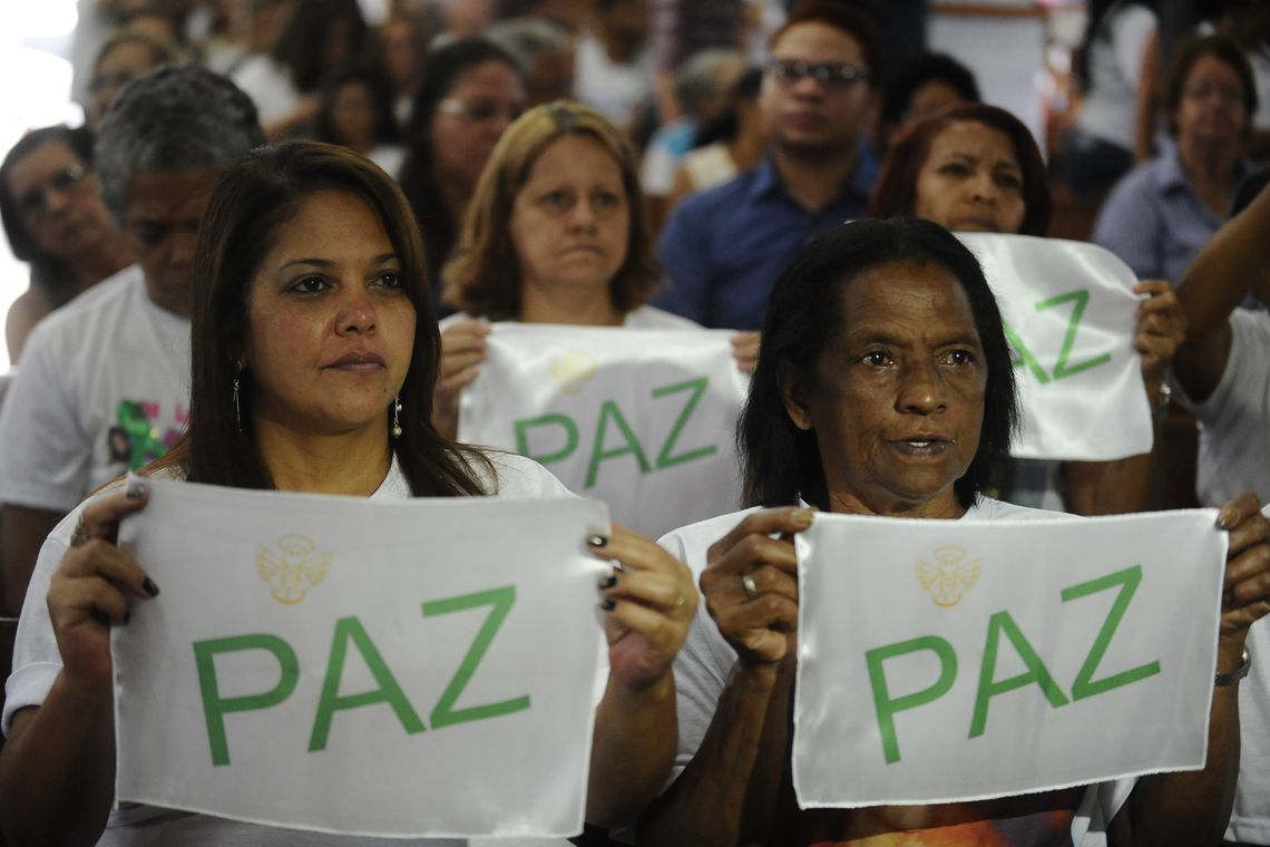 Tânia Rêgo/Agência Brasil Familiares e amigos das vítimas da tragédia de Realengo fazem uma celebração em memória dos jovens, na Igreja Nossa Senhora de Fátima. Na tragédia, doze jovens entre 13 e 16 anos morreram (Tânia Rêgo/Agência Brasil)
