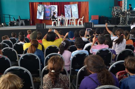 Crianças acompanham atividades na tenda da Flipinha, o espaço infantil da 12ª Festa Literária Internacional de Paraty (Fernando Frazão/Agência Brasil)