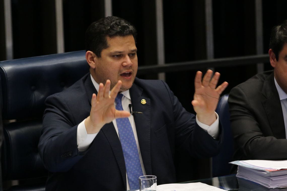 Presidente do Senado, Davi Alcolumbre, preside sessão de votação do PL 1645/19 que trata da reestruturação da carreira e aposentadoria dos militares.