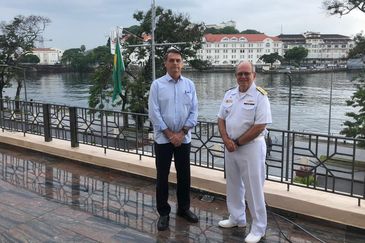 O presidente eleito Jair Bolsonaro toma café da manhã, com o comandante da Marinha, almirante Eduardo Bacellar