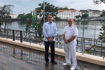 O presidente eleito Jair Bolsonaro toma cafÃ© da manhÃ£, com o comandante da Marinha, almirante Eduardo Bacellar