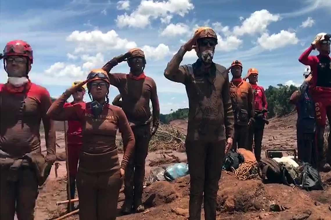 Divulgação Corpo de Bombeiros Militar MG Bombeiros que trabalham nas buscas em Brumadinho, nos arredores de Belo Horizonte, fizeram hoje por volta das 12h40 uma cerimônia de homenagem às vítimas e famílias atingidas pelo rompimento da barragem de rejeito da Mina Córrego do Feijão