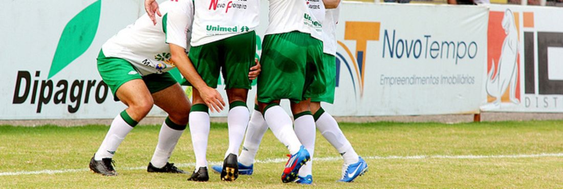 Time do Luverdense comemora gol Depois de cair nas quartas de final na edição do ano passado, o Luverdense garantiu o acesso para a Série B