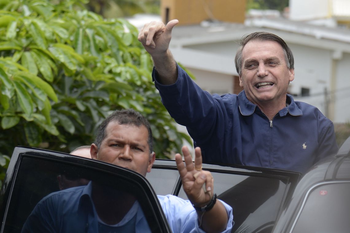 Tomaz Silva/Agência Brasil O presidente eleito, Jair Bolsonaro cumprimenta apoiadores em frente à sua casa, na Barra da Tijuca, zona oeste da capital fluminense.