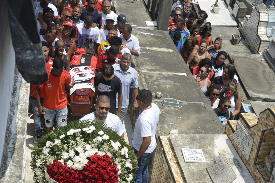 Tânia Rêgo/Agência Brasil Sepultamento do corpo do goleiro do Flamengo, Christian Esmério, de 15 anos, no Cemitério de Irajá. O atleta foi um dos 10 mortos no incêndio de sexta-feira (8) em um dos alojamentos do Ninho do Urubu.