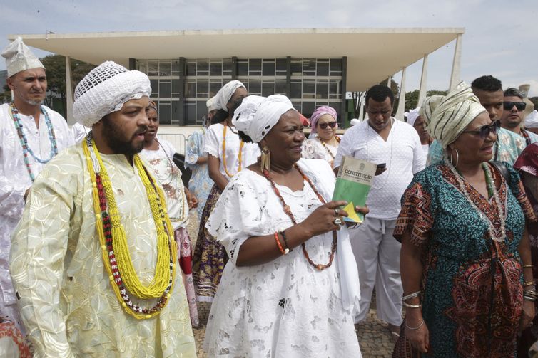 Praticantes de religiões de matriz africana aguardam o início do julgamento, no STF, de recurso sobre a constitucionalidade do sacrifício de animais em cultos.