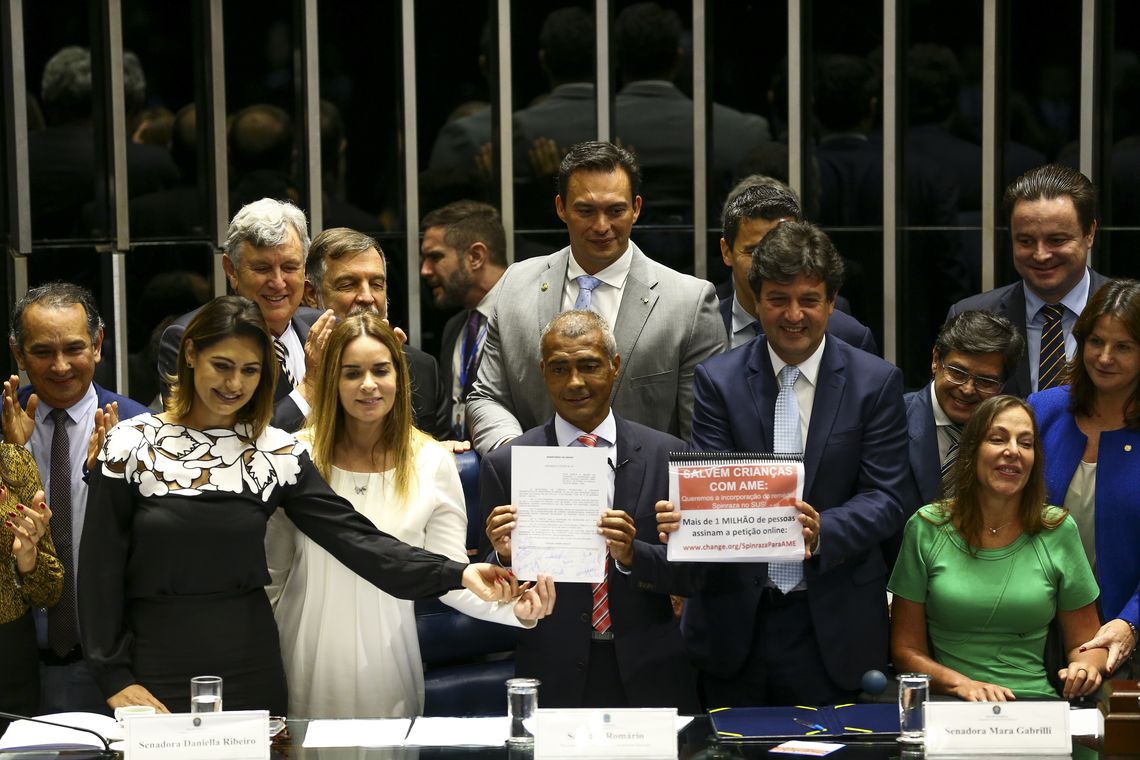 Marcelo Camargo/Agência Brasil A primeira-dama Michelle Bolsonaro durante assinatura da portaria de incorporação do medicamento Nusinersena (Spinraza) na Relação Nacional de Medicamentos Essenciais (Rename) para pessoas com Atrofia Muscular Espinhal (AME), no Senado.