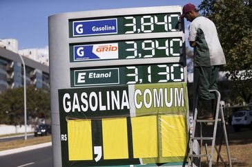 Marcelo Camargo/Agência Brasil/Agência Brasil Brasília - Postos de combustíveis ajustam os preços e repassam para o consumidor o aumento da alíquota do PIS e Cofins pelo litro da gasolina(Marcelo Camargo/Agência Brasil)