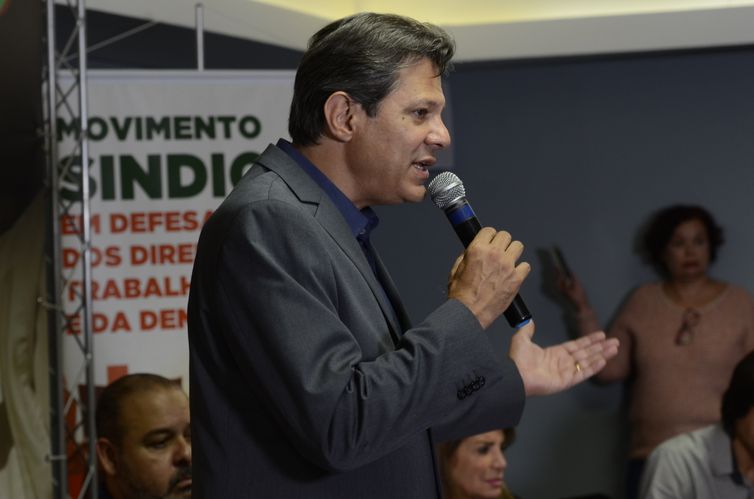 Rovena Rosa/Agência Brasil/Agência Brasil O candidato a presidência da República, Fernando Haddad e a vice-candidata, Manuela D'ávila se reúnem com as centrais sindicais, no Hotel Slavieiro.