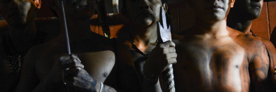Índios aguardam representante da Funai Grupo de 140 índios mundurukus se reúne em frente ao prédio da Funai