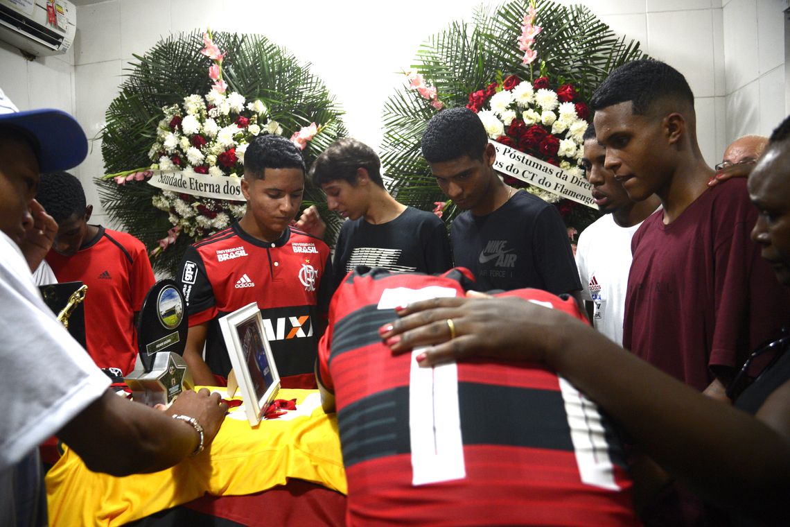 Tânia Rêgo/Agência Brasil Sepultamento do corpo do goleiro do Flamengo, Christian Esmério, de 15 anos, no Cemitério de Irajá. O atleta foi um dos 10 mortos no incêndio de sexta-feira (8) em um dos alojamentos do Ninho do Urubu.