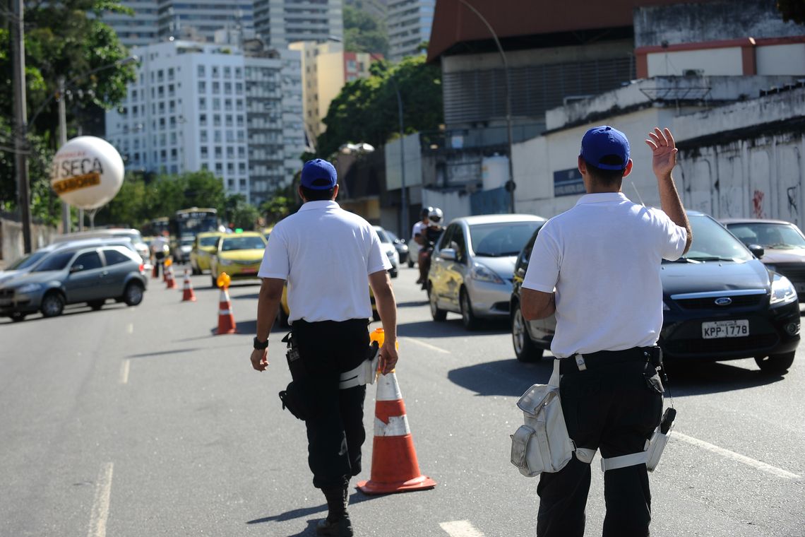 OperaÃ§Ã£o Lei Seca fiscaliza motoristas nas tardes de quinta a domingo, em pontos estratÃ©gicos na saÃ­da de praias, durante o verÃ£o. Na foto, agentes atuam prÃ³ximo Ã  praia de Copacabana (Fernando FrazÃ£o/AgÃªncia Brasil)