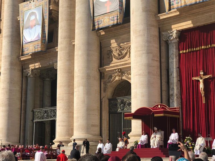 O Vice-presidente, general Hamilton Mourão e a esposa, Paula Mourão, participam da cerimônia de canonização de Irmã Dulce na Santa Sé, no Vaticano
