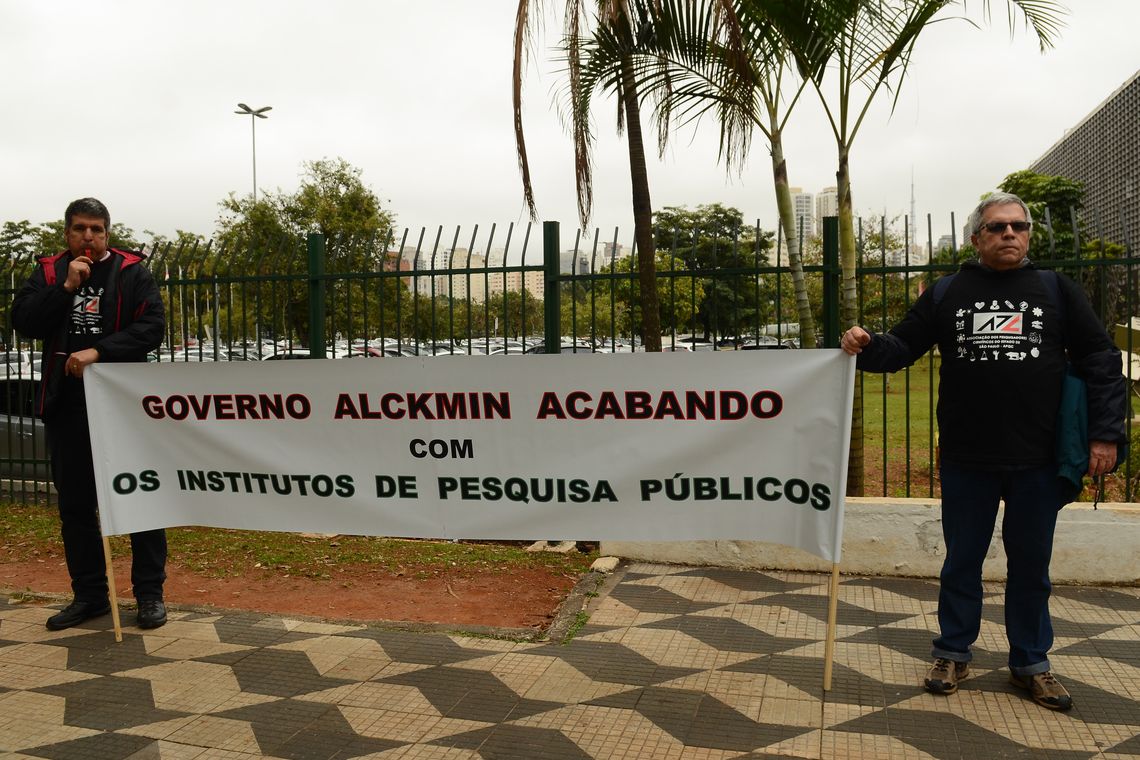 Rovena Rosa/Agência Brasil São Paulo - Manifestação de pesquisadores científicos em frente à Alesp contra o Projeto de Lei 328/2016, do governador Geraldo Alckmin, que autoriza a venda de imóveis do Estado (Rovena Rosa/Agência Brasil)
