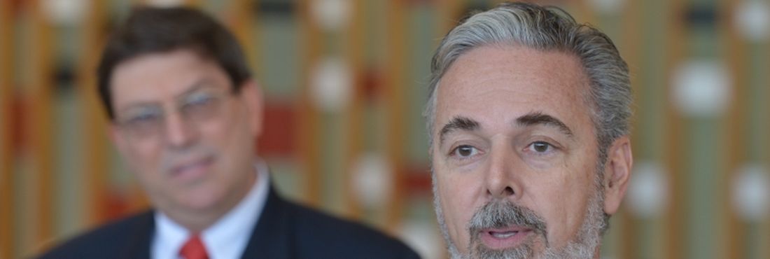 Brasil trará seis mil médicos cubanos para atender moradores de áreas carentes Brasília – Os ministros das Relações Exteriores de Cuba, Bruno Eduardo Rodríguez Parrilla, e do Brasil, Antonio Patriota, concedem entrevista no Palácio Itamaraty
