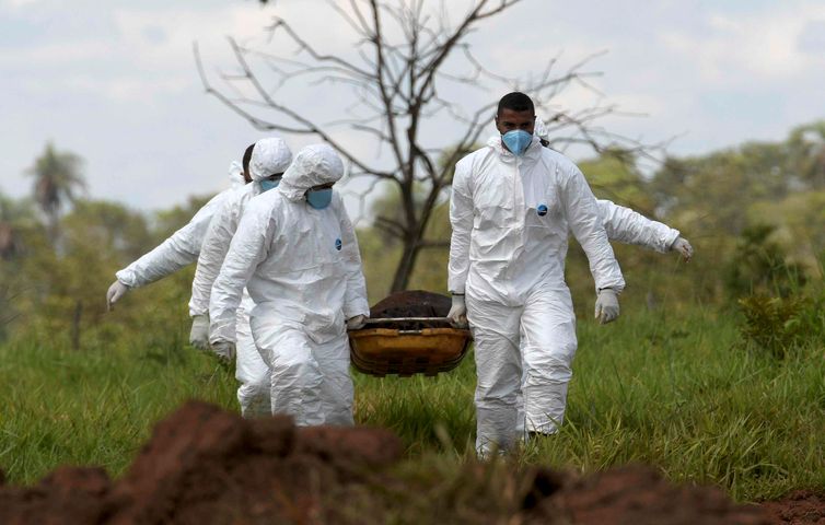 Members of a rescue team carry a body recovered after a tailings dam owned by Brazilian mining company Vale SA collapsed, in Brumadinho, Brazil January 28, 2019. REUTERS/Washington Alves