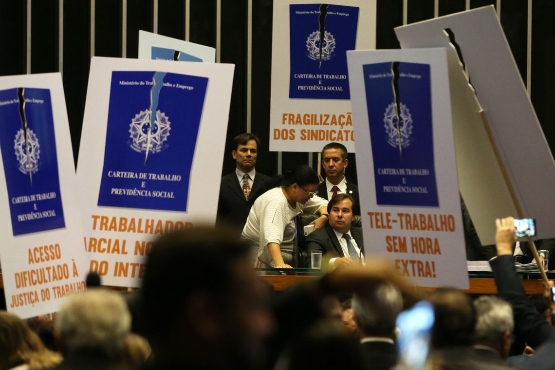 Antonio Cruz/ Agência Brasil Brasília - Deputados de partidos de oposição ao governo tentam adiar a votação em plenário do projeto de lei (6787/16), que trata da reforma trabalhista (Antonio Cruz/Agência Brasil)
