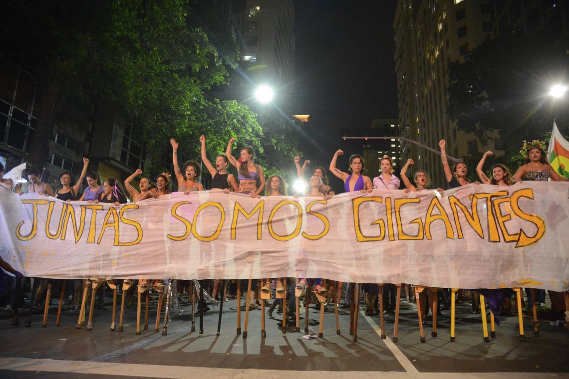 Fernando Frazão/Agência Brasil Rio de Janeiro - Diversas entidades e grupos do movimento feminista participam da Marcha Mundial das Mulheres, pela igualdade de gêneros e combate à violência, no centro da cidade (Fernando Frazão/Agência Brasil)