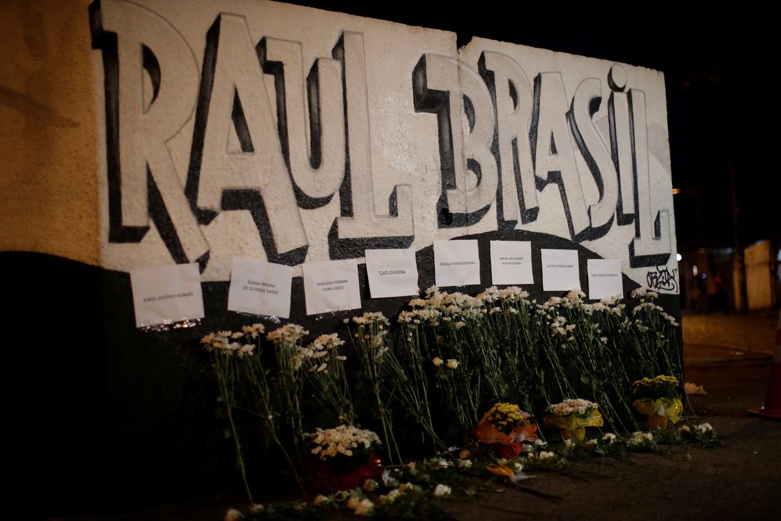 REUTERS / Ueslei Marcelino / Direitos reservados Homenagens florais às vítimas do tiroteio na escola Raul Brasil são vistas em Suzano, São Paulo, Brasil, em 13 de março de 2019. REUTERS / Ueslei Marcelino
