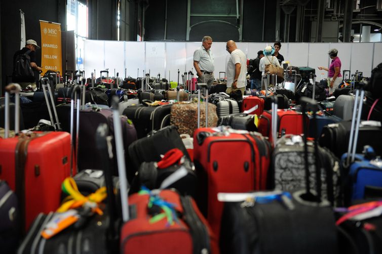 Mais de 4 mil turistas desembarcaram hoje (6) no Píer Mauá, na zona portuária do Rio. A maioria veio ao Brasil para acompanhar os jogos da Copa do Mundo, que começam no próximo dia 12 (Tânia Rêgo/Agência Brasil)