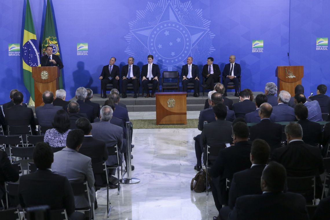 Valter Campanato/Agência Brasil O presidente Jair Bolsonaro participa de cerimônia da assinatura do decreto da Política Nacional de Desenvolvimento Regional e da entrega Oficial dos Planos Regionais da Amazônia, do Nordeste e do Centro-Oeste, no Palácio do Planalto.