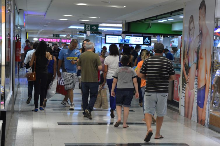 Shopping no centro de BrasÃ­lia tem movimento intenso no Ãºltimo fim de semana antes do Natal