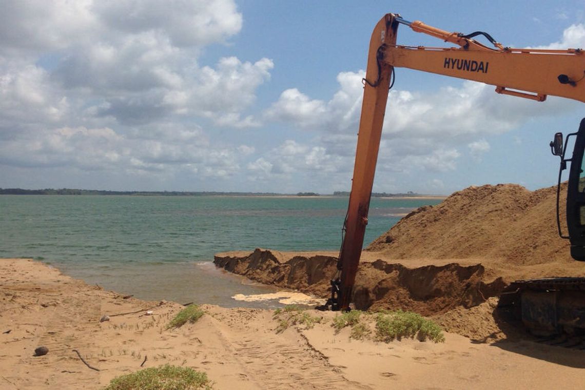 Divulgação prefeitura de Linhares Vitória (ES) - Abertura da barra sul da foz do Rio Doce, em Regência, O trabalho visa a redução dos impactos por causa do rompimento da barragem em Mariana (MG) (Divulgação prefeitura de Linhares)
