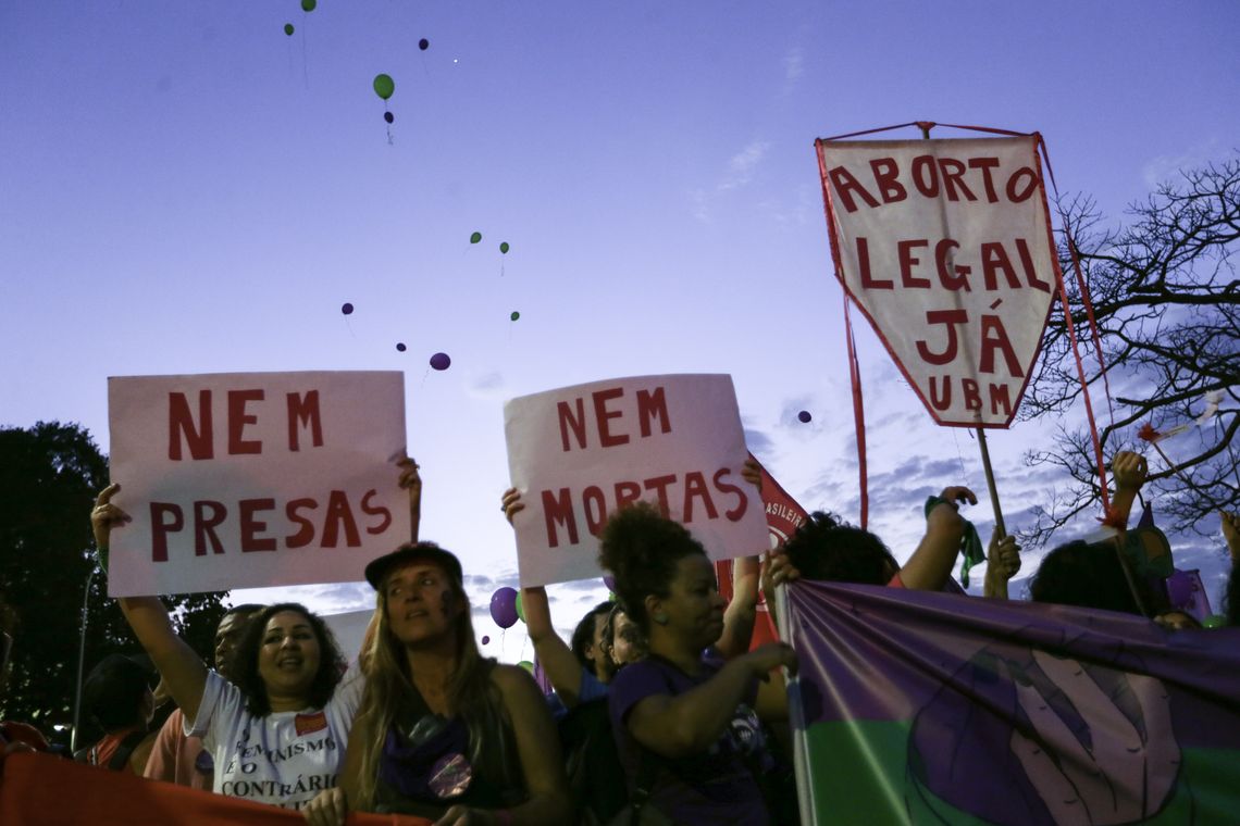 Fabio Rodrigues Pozzebom/Agência Brasil Participantes do Festival Pela Vida das Mulheres caminham do Museu Nacional da República até o Supremo Tribunal Federal (STF). Em frente à Corte, as ativistas fizeram um ato em defesa da descriminalização do aborto.