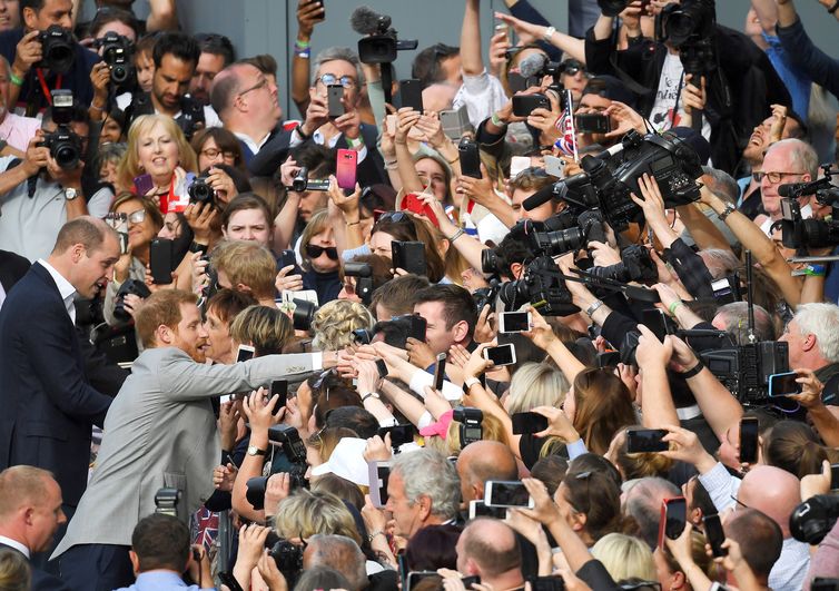 Harry, sempre menos popular do que o irmão mais velho, William, está sendo festejado pelos súditos às vésperas do casamento.