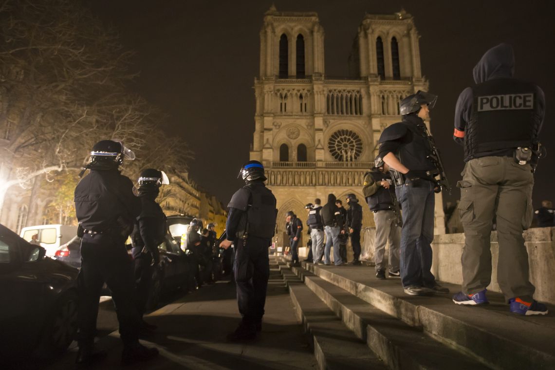 EPA/Agência Lusa Equipes de polícia se aglomeram em frente à Catedral Notre-Dame. Lugares públicos são fechados