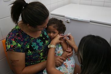 Campanha nacional de vacinaÃ§Ã£o contra a gripe no Distrito Federal. Foto:  Maria JosÃ© da Silva 45 anos e sua filha Ana Clara de 3 Anos