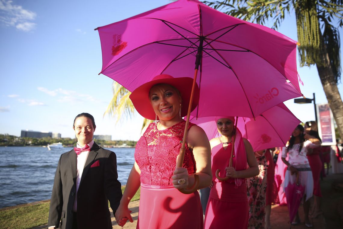 José Cruz/Agência Brasil Brasília - Mulheres com câncer de mama participam de desfile como parte das atividades do Outubro Rosa, mês de conscientização sobre a doença (José Cruz/Agência Brasil)