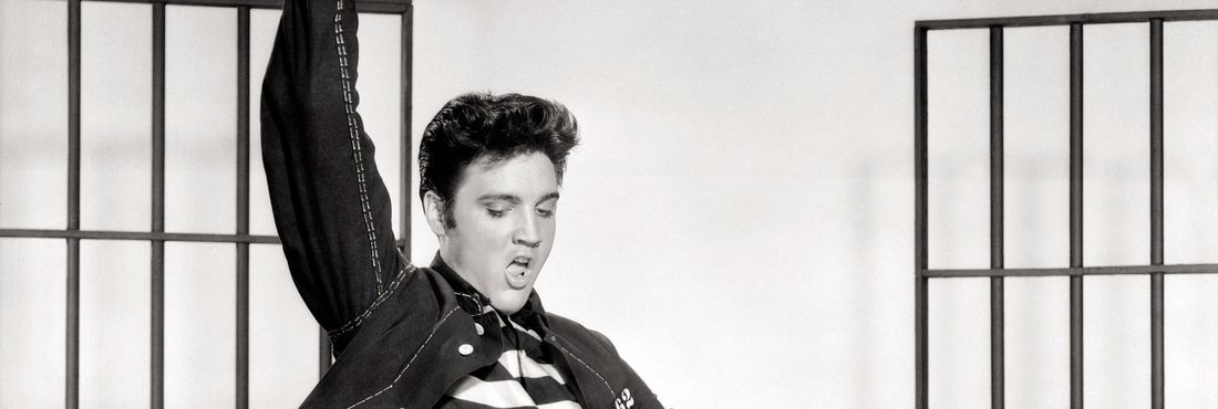 Elvis Presley dança Jailhouse rock Elvis Presley em foto promocional para a música "Jailhouse rock"