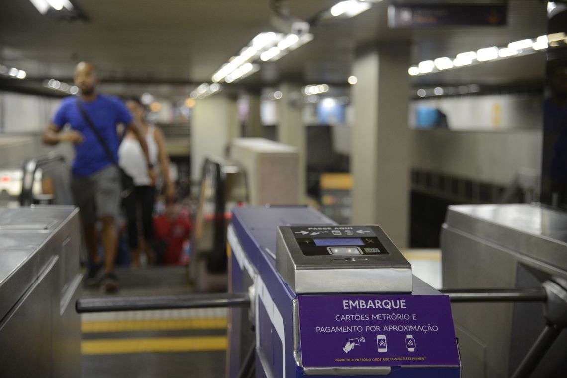 Fernando Frazão/Agência Brasil Rio de Janeiro - Metrô Rio lança serviço de pagamento da tarifa por tecnologia de aproximação, com cartões, celulares e outros dispositivos, diretamente nas catracas de embarque das estações.(Foto: Fernando Frazão/Agência Brasil)