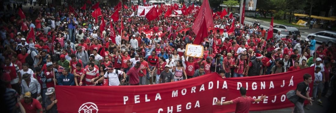 Manifestantes protestam no vão-livre do Masp por moradias populares Cerca de 400 pessoas, segundo estimativa da Polícia Militar, participam de um protesto para reivindicar moradias populares