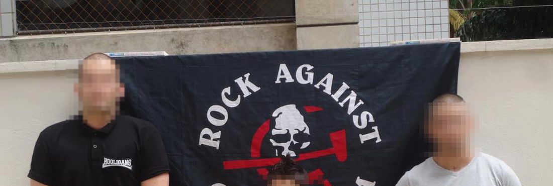 Criança junto a skinheads Criança junto a skinheads