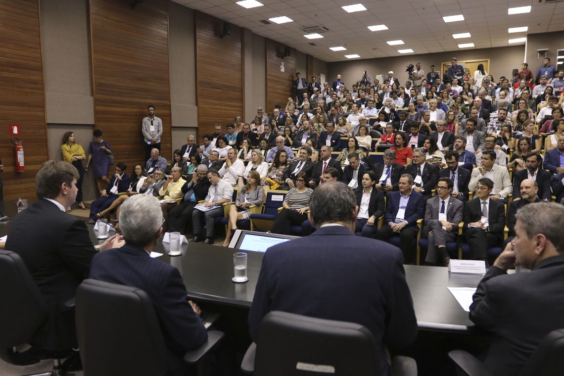Valter Campanato/Agência Brasil O ministro do Desenvolvimento Regional, Gustavo Canuto, durante abertura do Encontro Nacional de Gestão de Recursos Hídricos e Revitalização de Bacias Hidrográficas, em Brasília.
