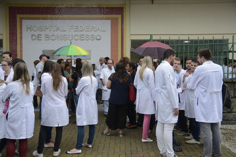 Rio de Janeiro - O Conselho Regional de Medicina do Estado do Rio de Janeiro (Cremerj)  faz coletiva de imprensa, na porta do Hospital Federal de Bonsucesso (Tânia Rêgo/Agência Brasil)